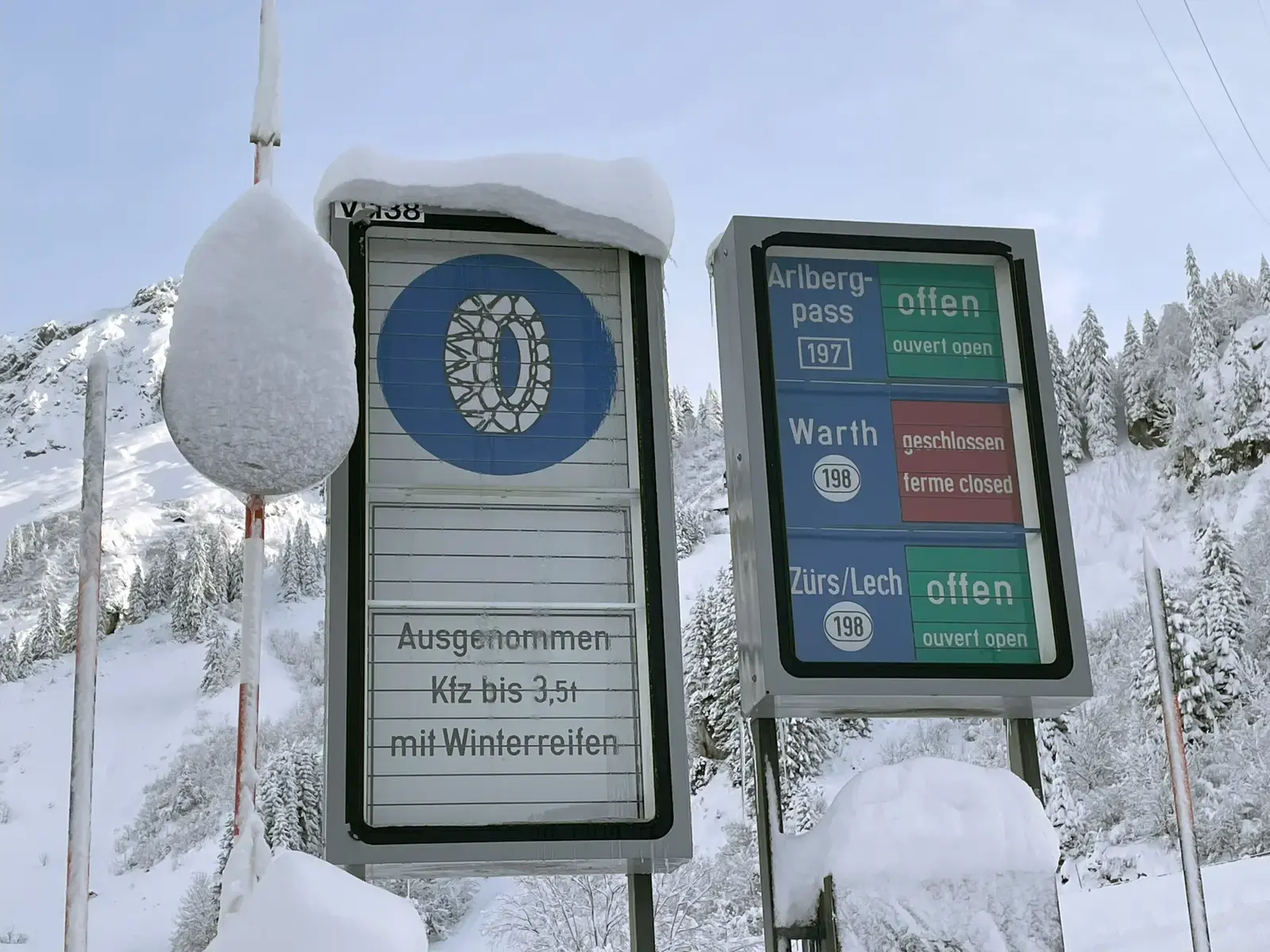 Verkeersbord sneeuwkettingen verplicht met onderbord voor auto's met winterbanden op de Arlbergpas in Oostenrijk