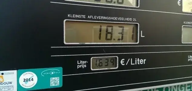 Display van een Nederlandse brandstofpomp met getankte liters en literprijs