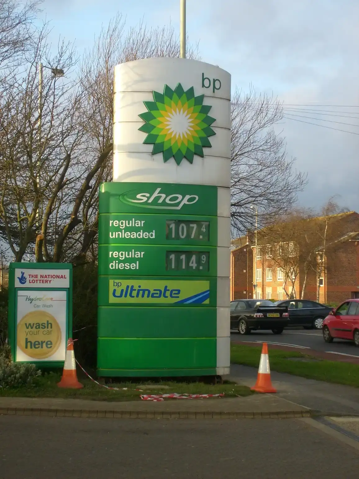 Prijsbord van een tankstation in Portsmouth, Engeland, met prijzen in pence per liter voor benzine en diesel