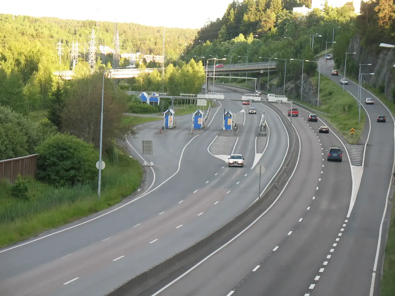 Tolstation aan de E6 bij Abildsø in Oslo, met auto's die onder de tolportalen door rijden