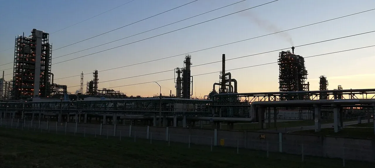 Een Russische olieraffinaderij in Jaroslavl met schoorstenen en installaties in het avondlicht