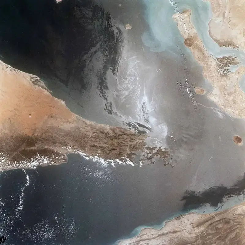 Satellietfoto van de Straat van Hormuz tussen Iran en Oman
