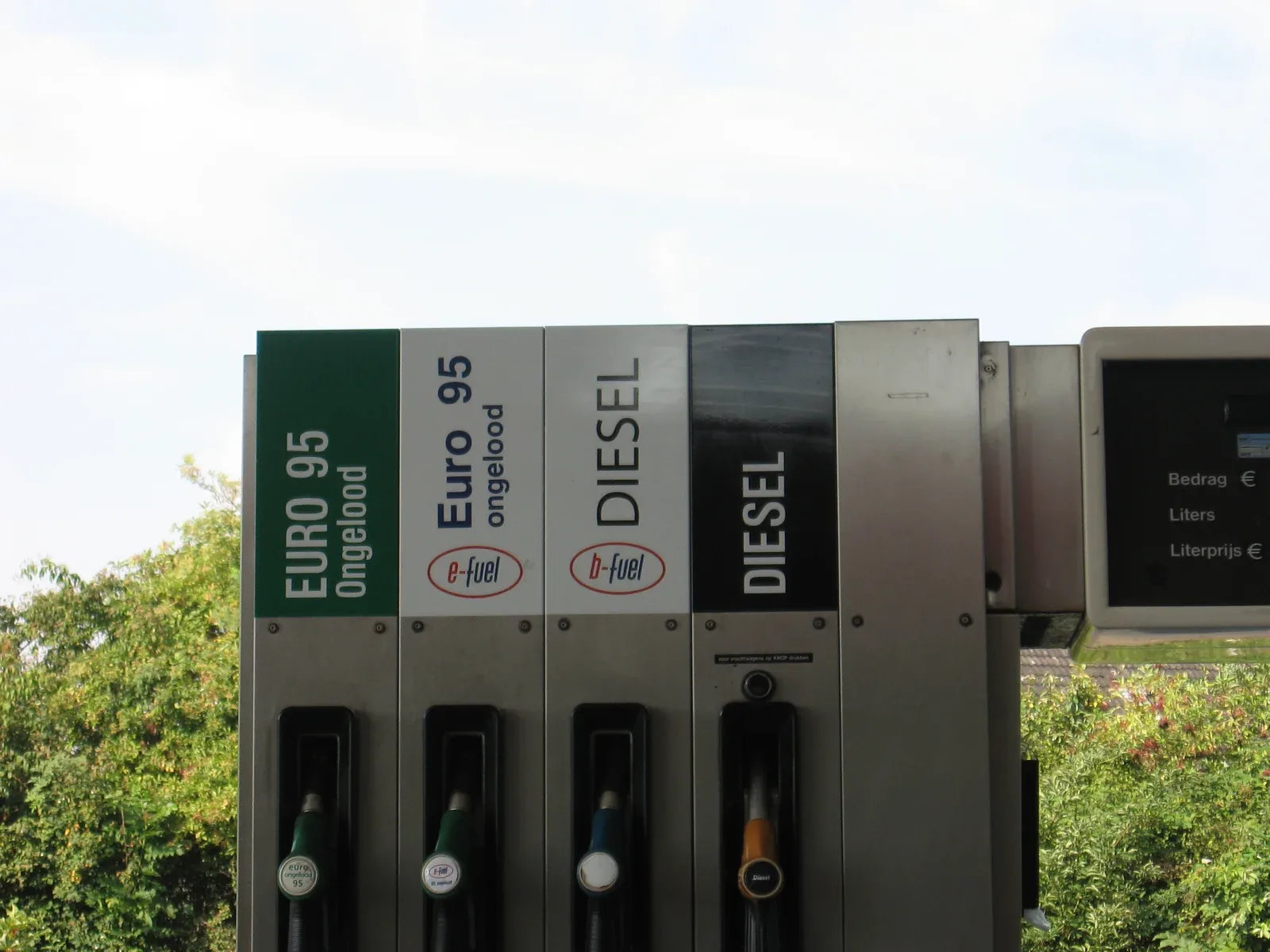 Nederlandse brandstofpomp met slangen voor Euro 95 en diesel