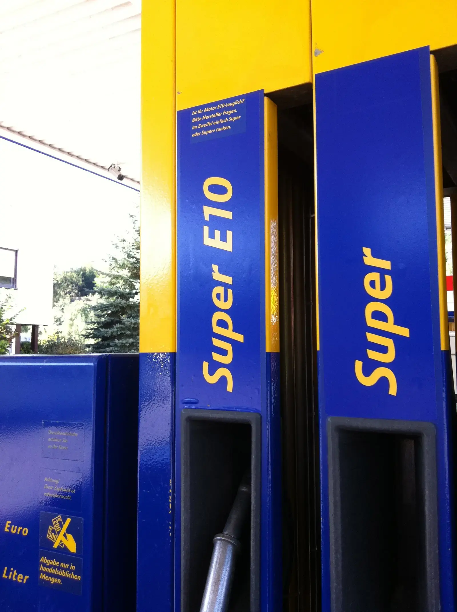 Pomp met Super E10 en Super bij een Duits tankstation
