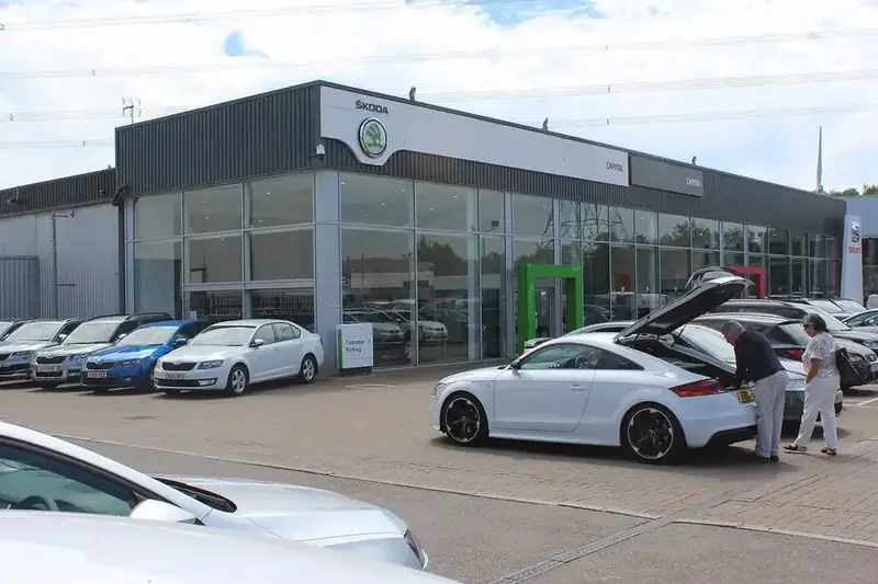 Nieuwe auto's staan voor een glazen autoshowroom