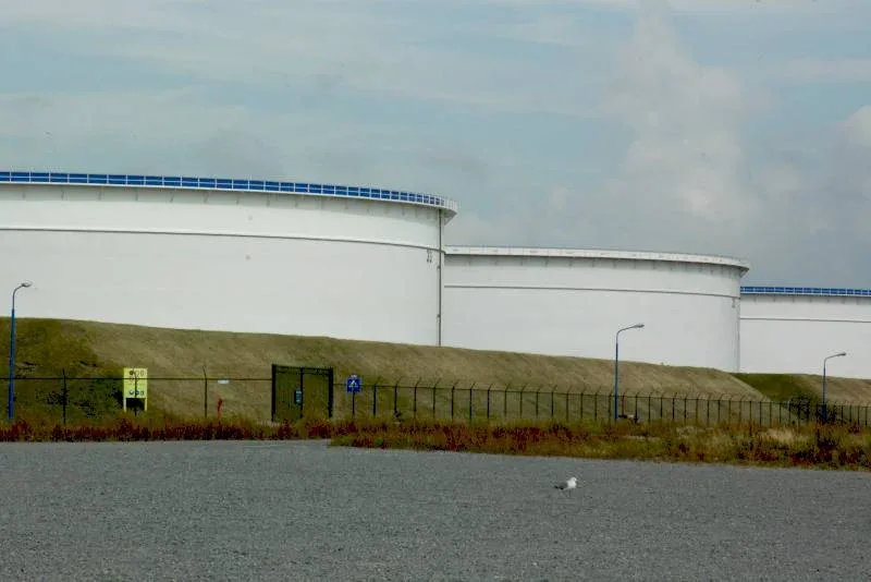 Opslagtanks voor olie op de Maasvlakte bij Rotterdam