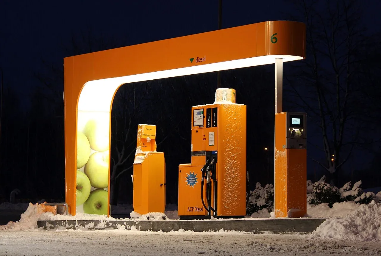 Verlichte dieselpomp met betaalautomaat bij een tankstation in het Zweedse Avesta, in de sneeuw