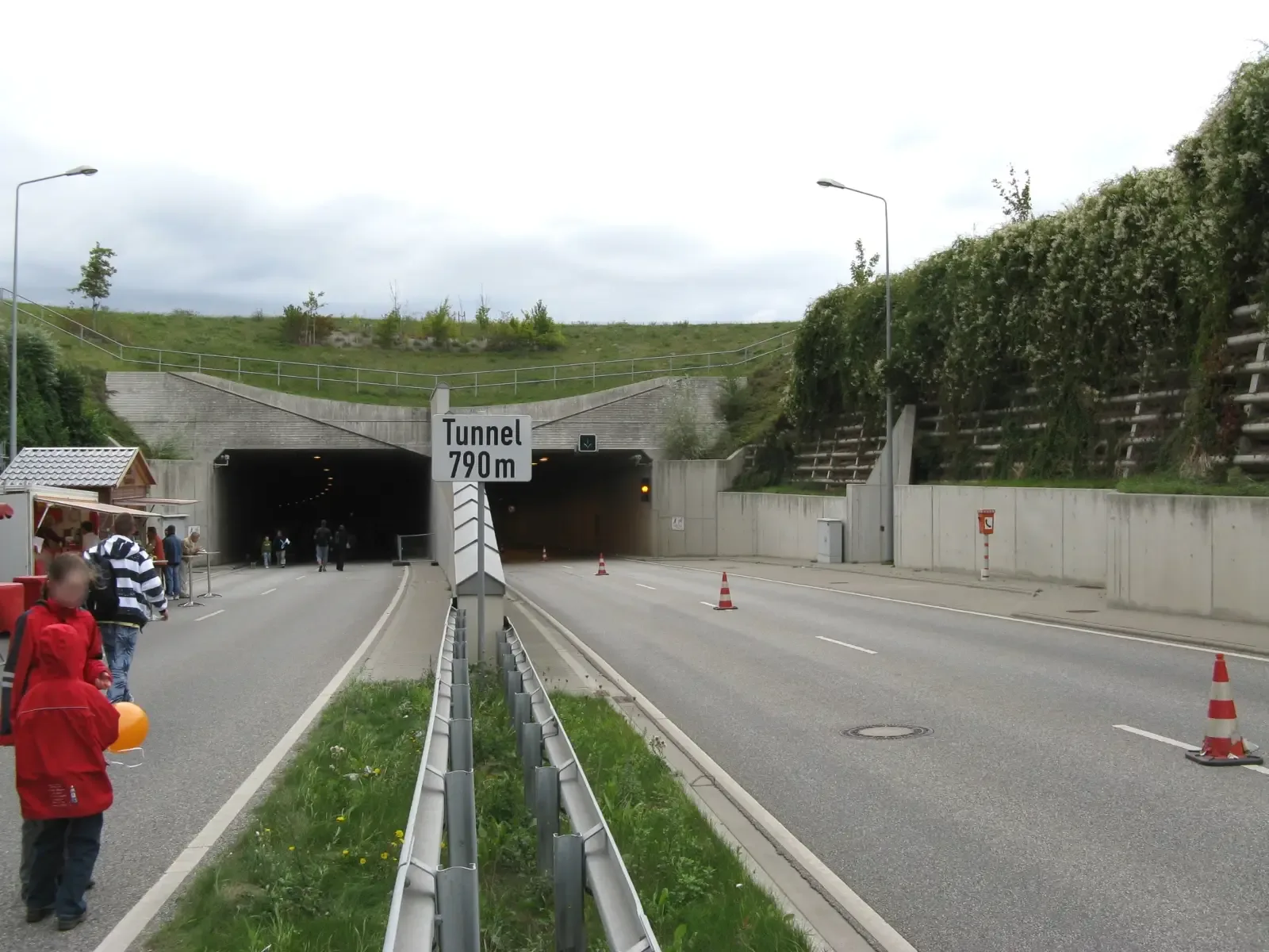 Ingang van de Warnowtunnel in Rostock met een bord Tunnel 790 m