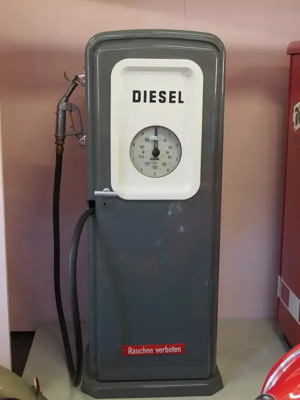 Een ouderwetse dieselpomp met ronde meter