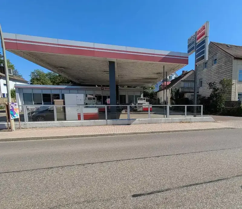 Tankstation in Freising, Duitsland, met overkapping en prijzenpaal