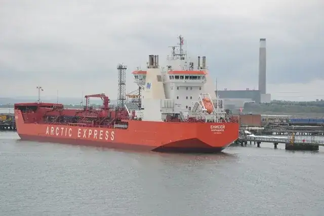 Russische tanker voor olieproducten aan een terminal in Fawley