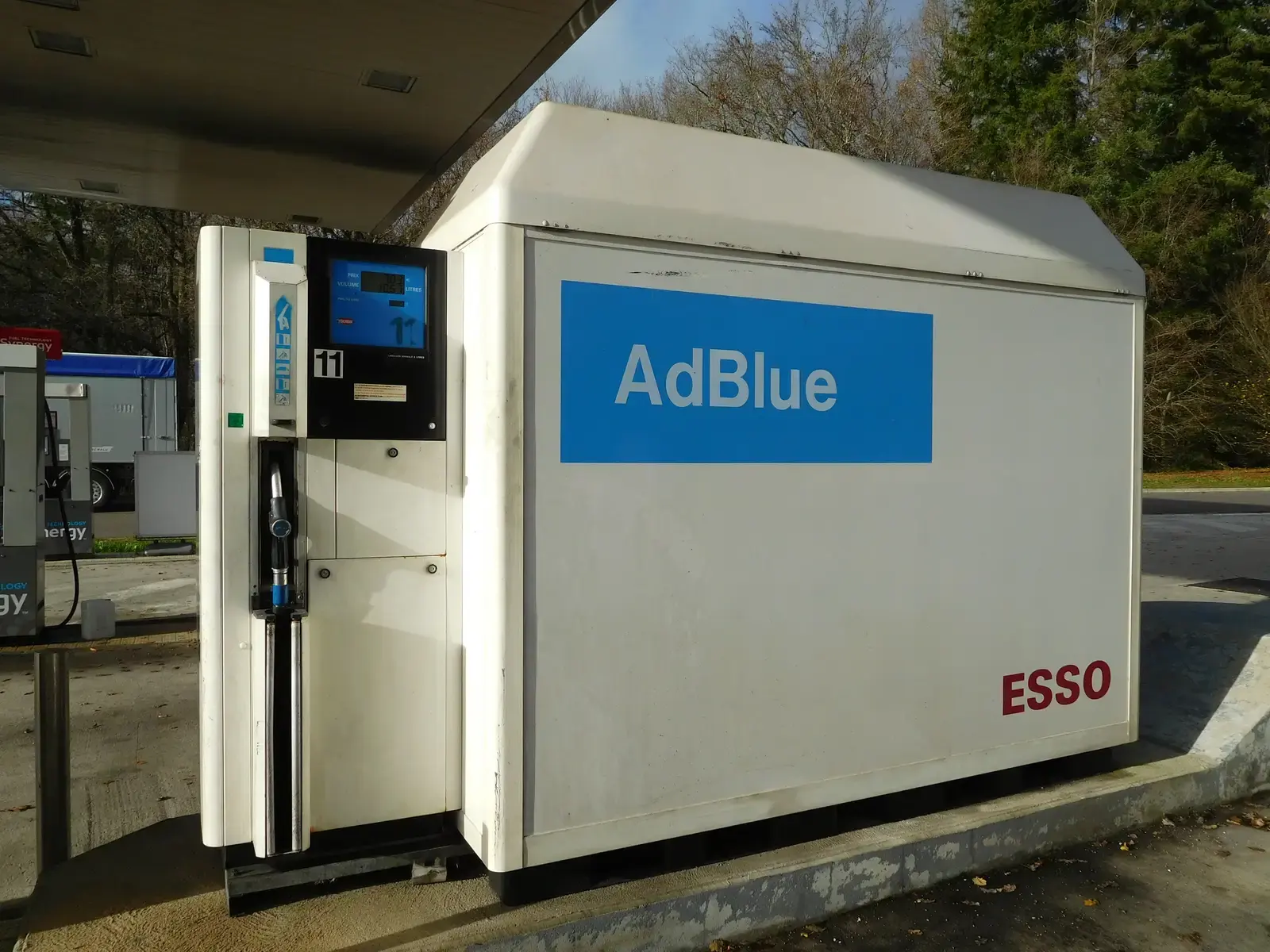 AdBlue-pomp en -reservoir bij een tankstation