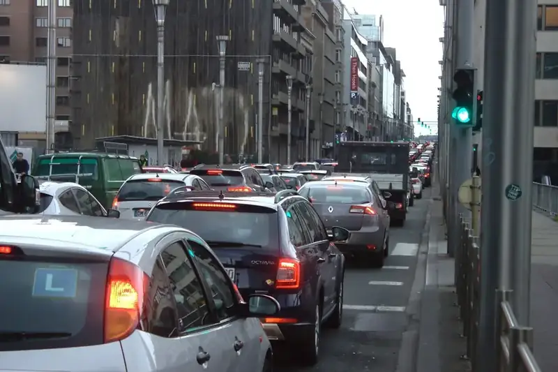 Auto's staan in de file in de Wetstraat in Brussel