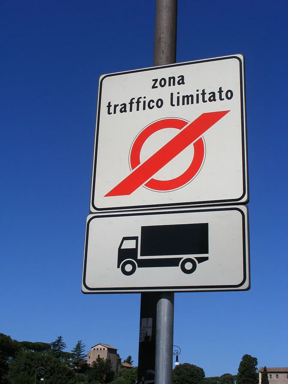 Verkeersbord 'zona traffico limitato' met rood-wit verbodsteken aan een paal in Rome, tegen een blauwe lucht