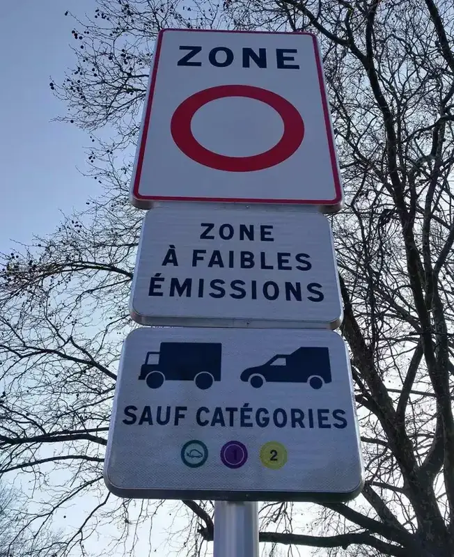 Verkeersbord bij de ingang van de milieuzone ZFE in Lyon met de Crit'Air-categorieën