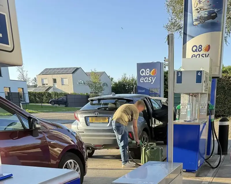 Automobilist tankt bij een tankstation in Hoogstraten, België
