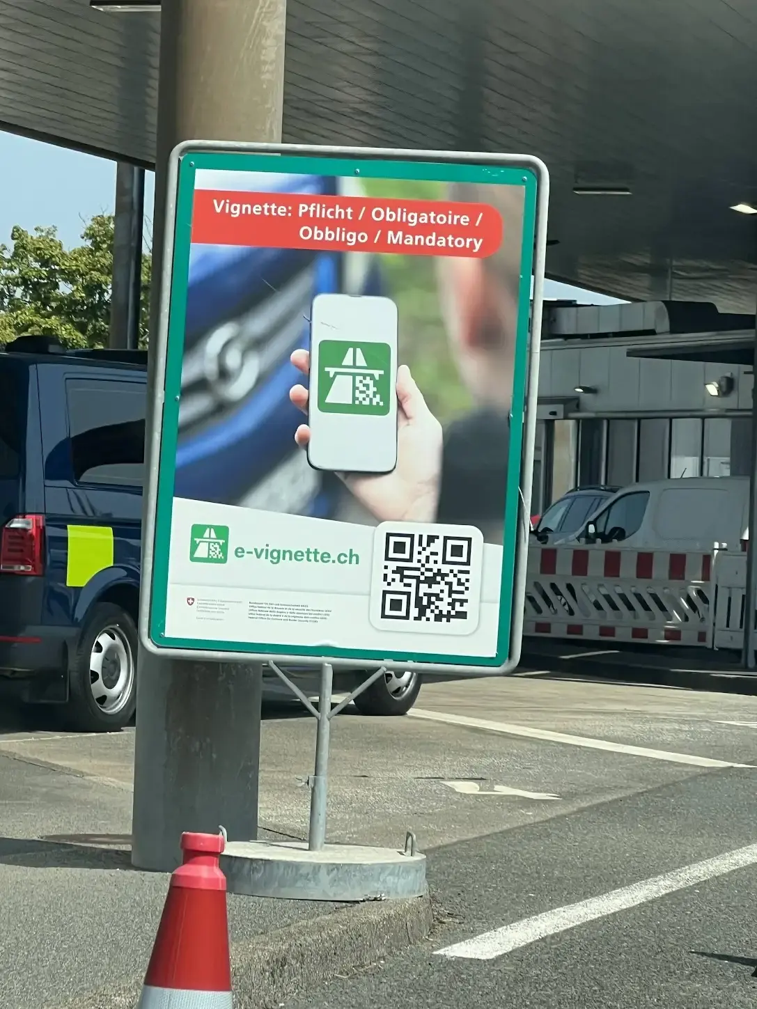 Bord bij de Zwitserse grens dat meldt dat een vignet verplicht is, met een QR-code naar de site voor het e-vignet