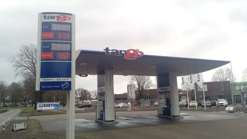 Onbemand tankstation met prijspaal en luifel in Veendam