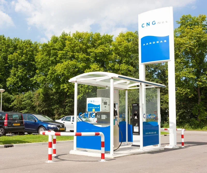 Tankzuil voor aardgas en groen gas (cng) onder een glazen overkapping bij een tankstation in Velsen-Zuid