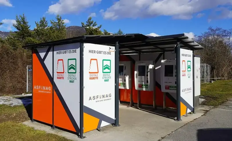 Verkooppunt en rustplaats van ASFINAG langs de A10 in Karinthië onder een blauwe lucht