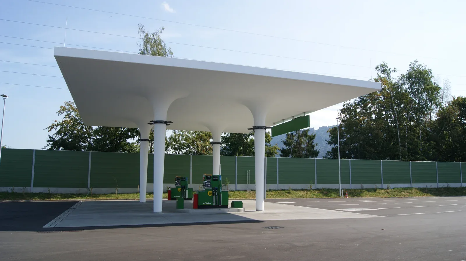 Lege dieselpompen voor vrachtwagens bij een snelwegtankstation in Oostenrijk