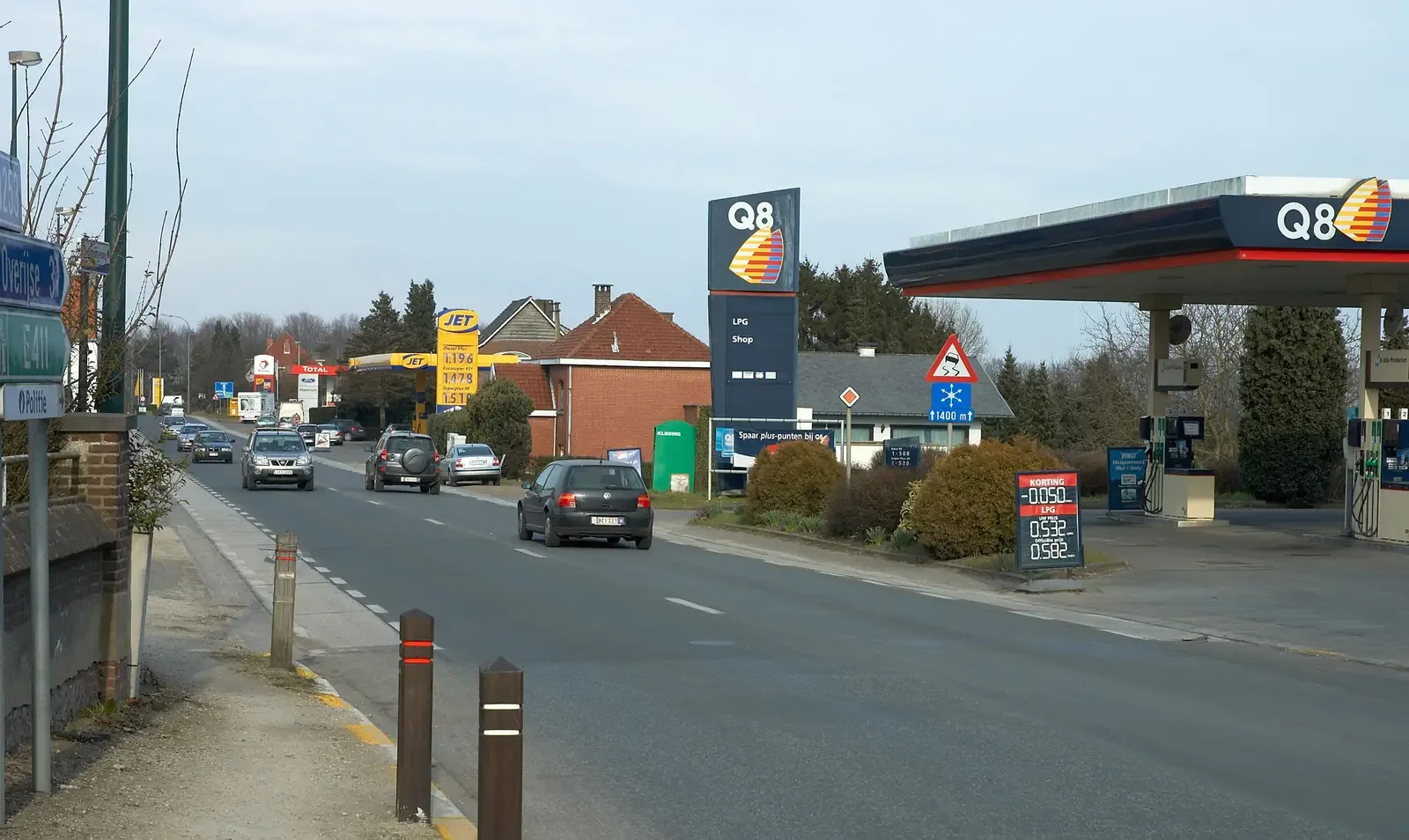Twee tankstations naast elkaar langs de weg in Maleizen (Overijse), België