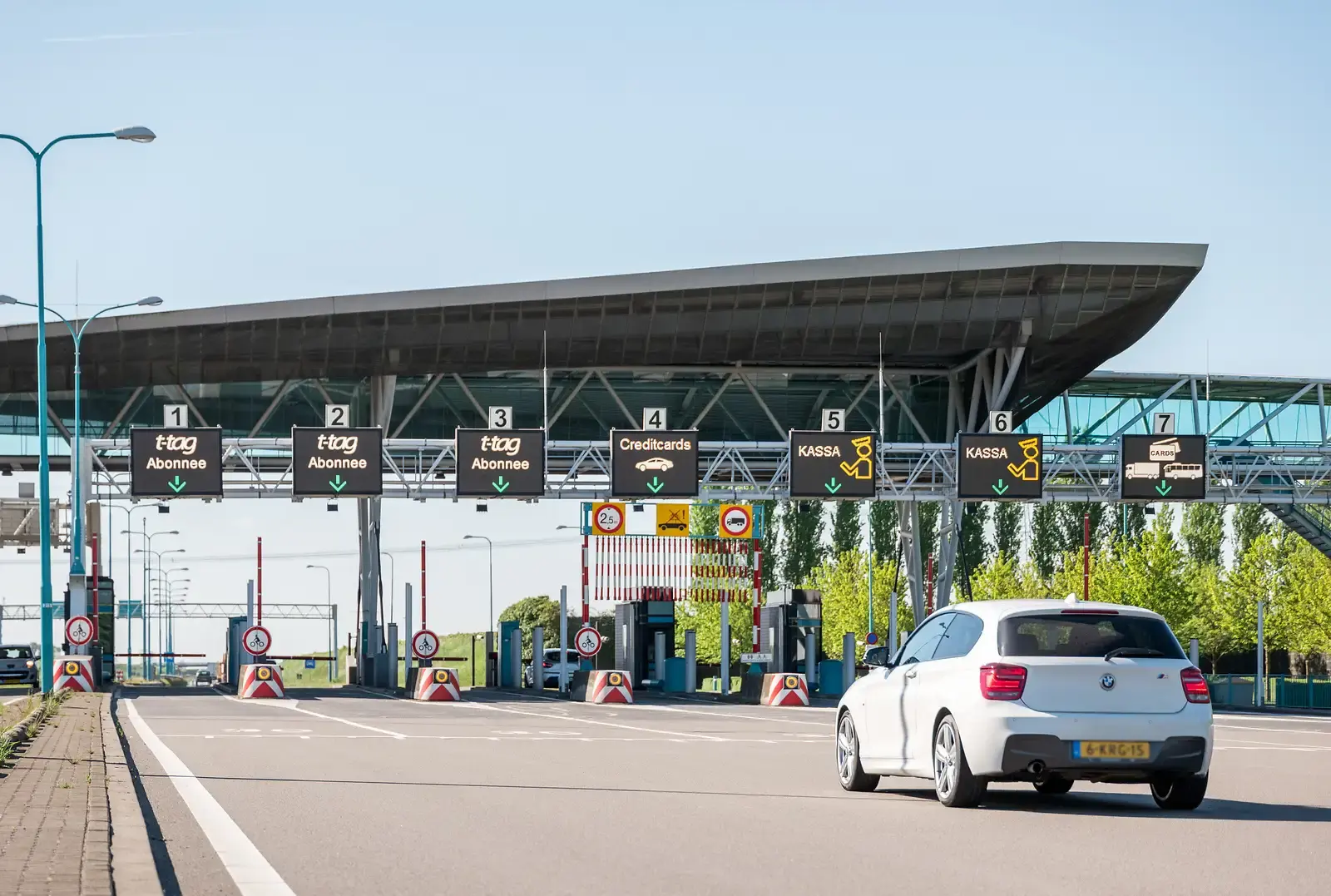 Tollanen met slagbomen op het tolplein van de Westerscheldetunnel in Zeeland