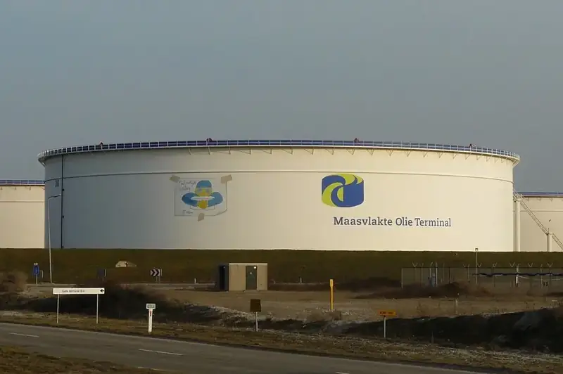 Grote olieopslagtank in het Rotterdamse havengebied