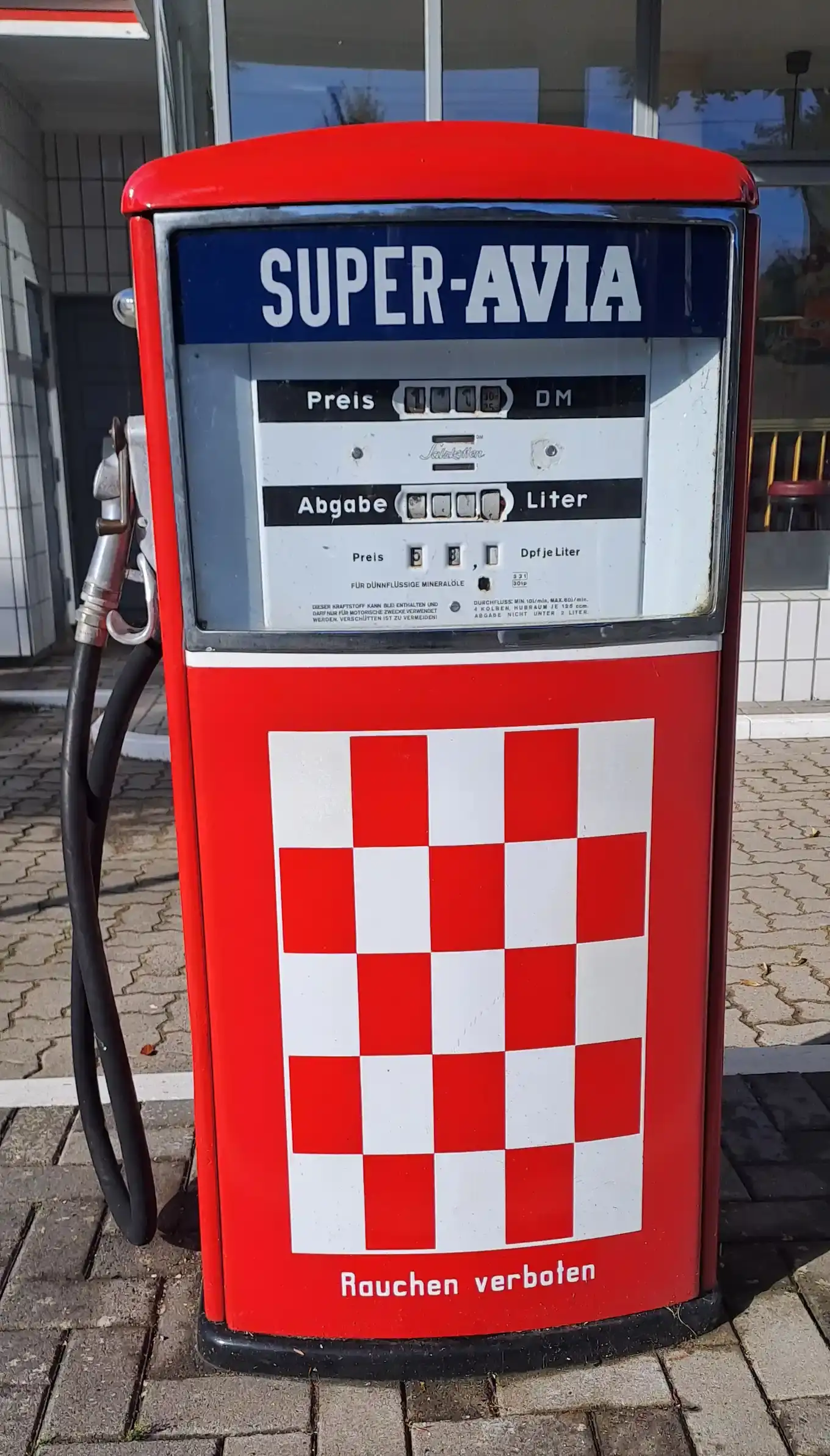 Benzinepomp met vulpistolen bij een tankstation