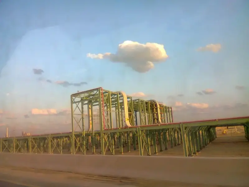 Bovengrondse oliepijpleidingen bij Jubail in Saoedi-Arabië bij zonsondergang