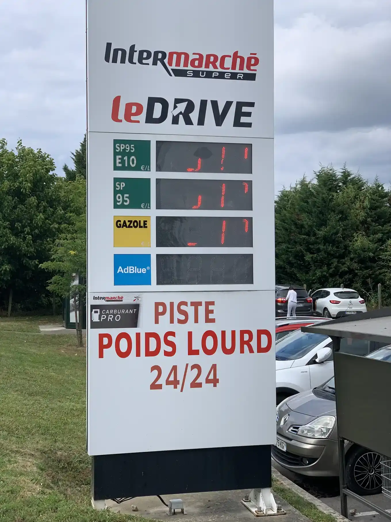 Prijsbord van een Frans supermarkttankstation in Vonnas met prijzen voor diesel en benzine