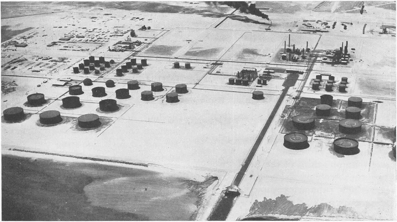 Installaties van een olieraffinaderij in Ras Tanura, Saudi-Arabië, rond 1949