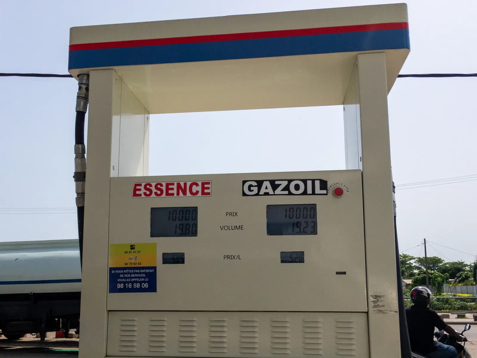 Close-up van een brandstofpomp met essence- en gazoil-display bij een tankstation