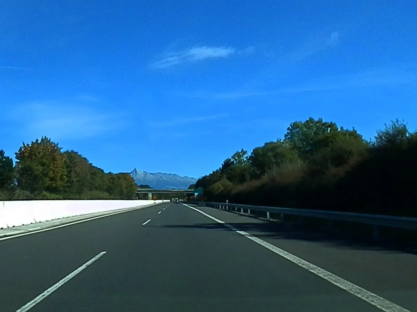 Snelweg D1 bij Liptovský Hrádok in Slowakije met de Tatra-berg Kriváň op de achtergrond