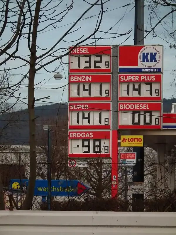 Prijzenbord van een Duits tankstation met prijzen voor diesel en benzine