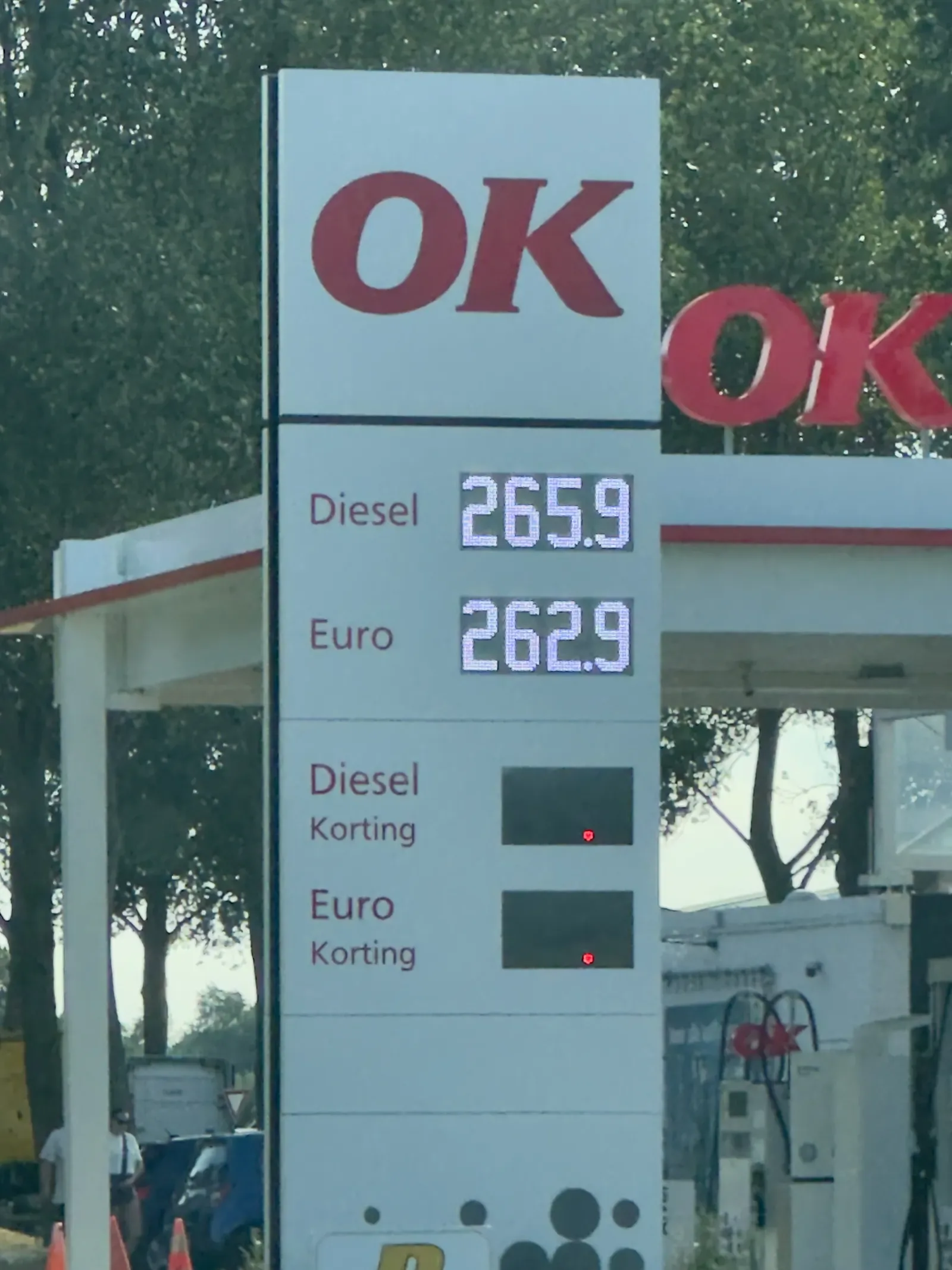 Prijsbord van een tankstation bij Brielle met prijzen voor diesel en Euro95 boven de 2,60 euro per liter