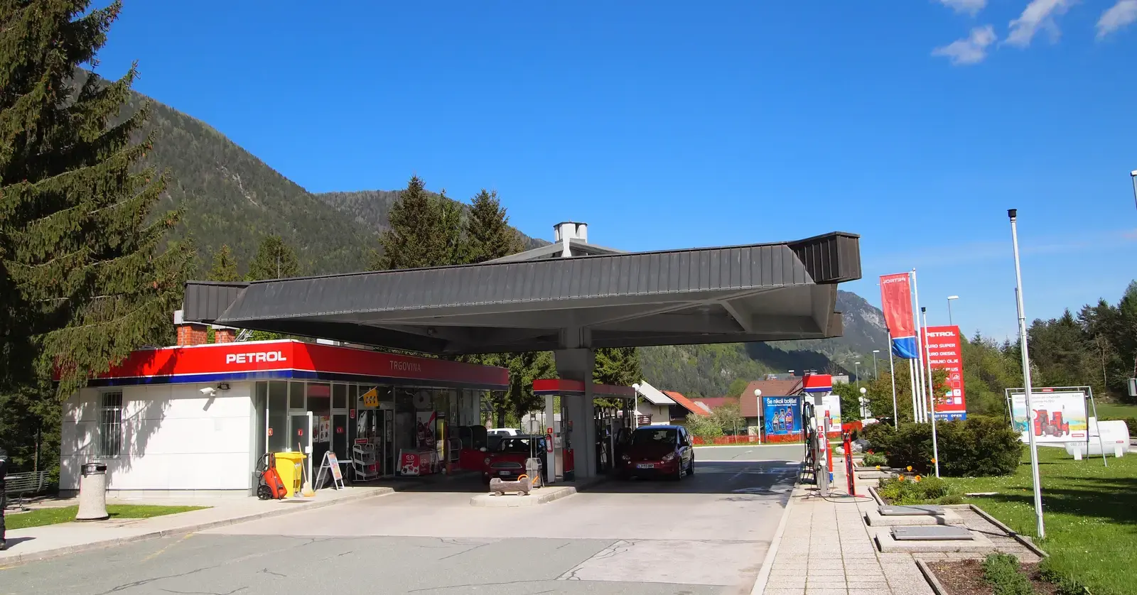 Tankstation van Petrol in het Sloveense Kranjska Gora, met bergen op de achtergrond