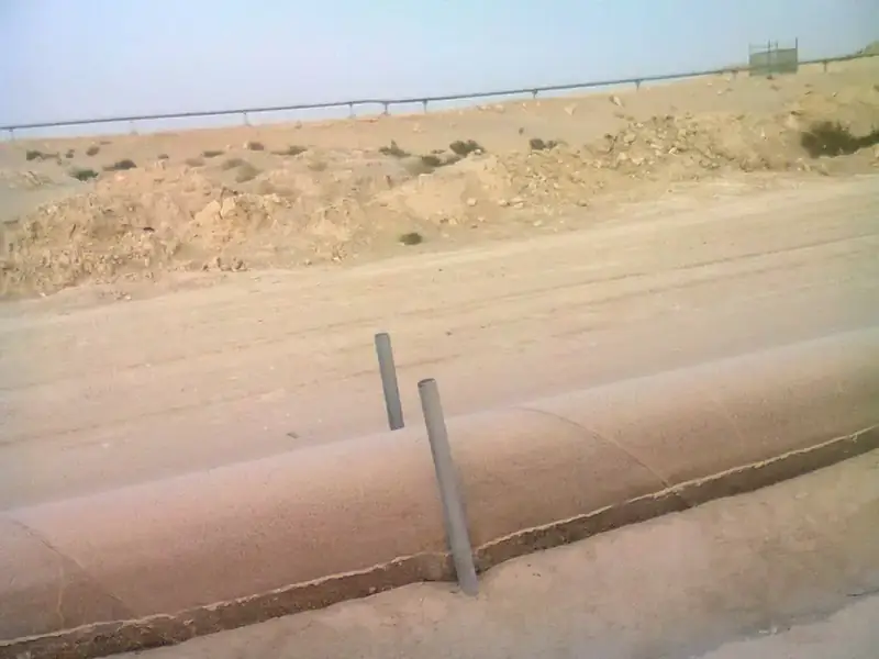 Een oliepijpleiding loopt door het woestijnzand van Saudi-Arabië