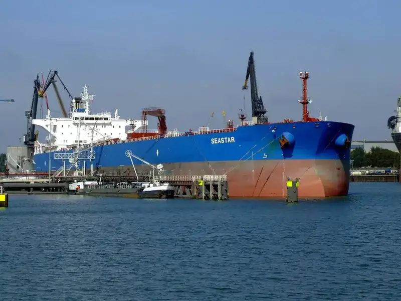 Een tanker ligt afgemeerd in de Botlekhaven in Rotterdam