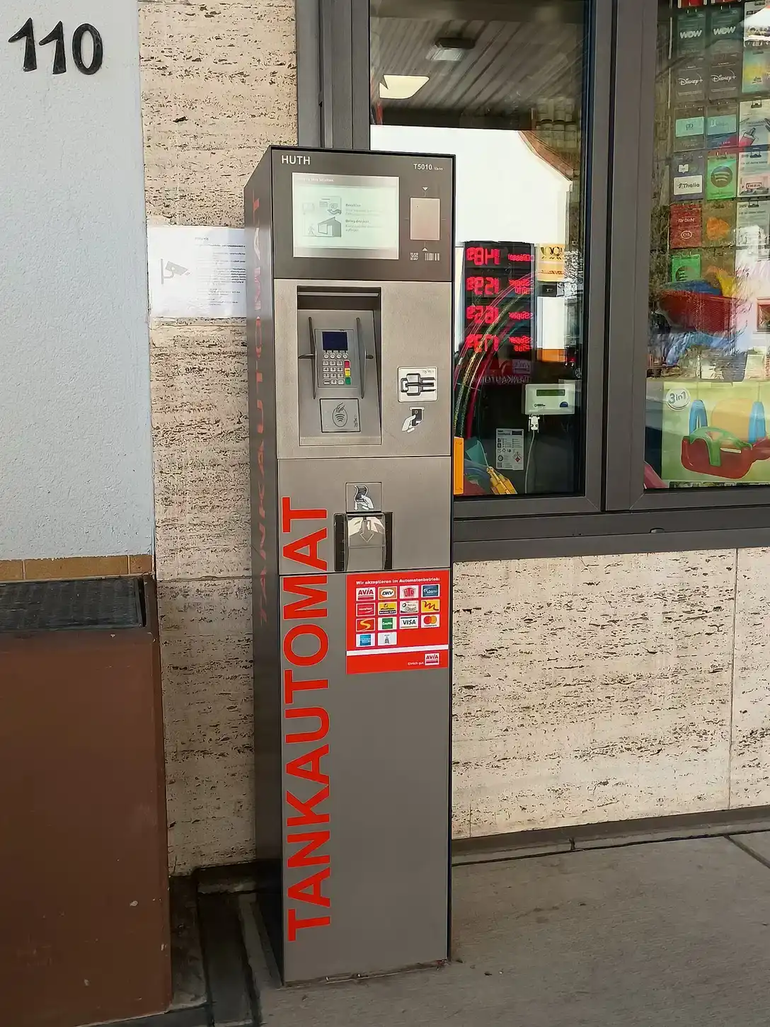 Betaalautomaat voor onbemand tanken bij een tankstation in het Duitse Leidersbach