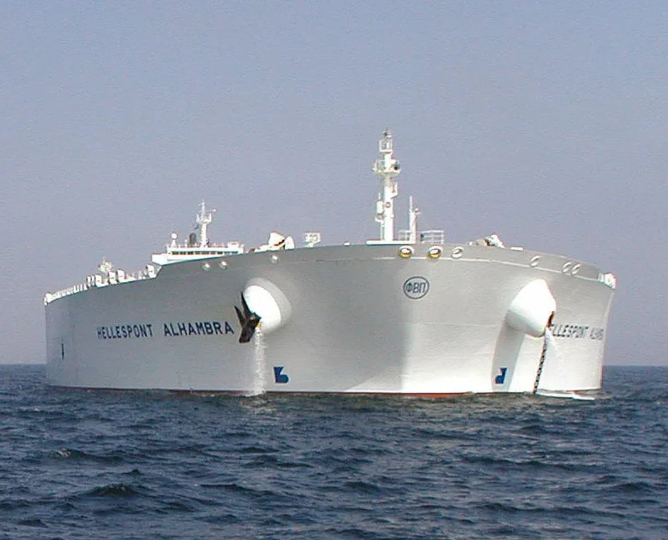 Een grote supertanker vaart op zee