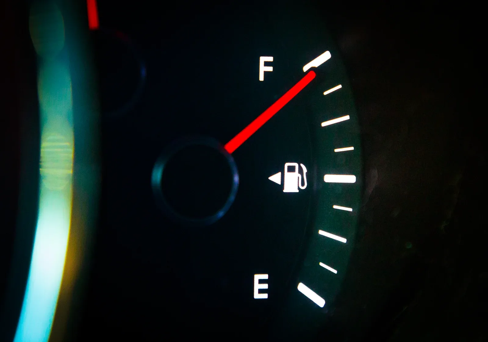 Brandstofmeter op het dashboard van een auto, met de naald op vol
