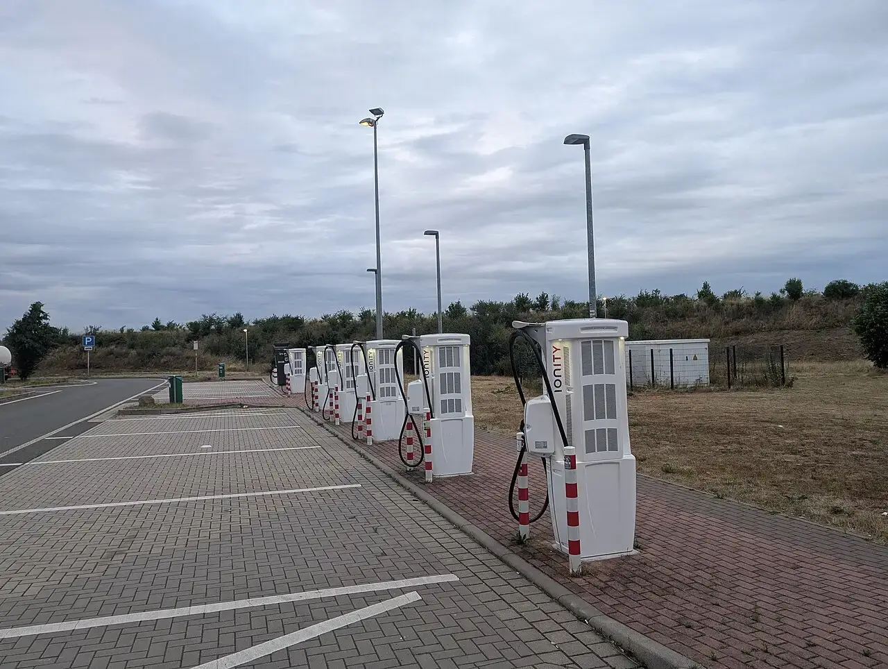 Snellaadstation voor elektrische auto's bij een Duitse snelwegparkeerplaats