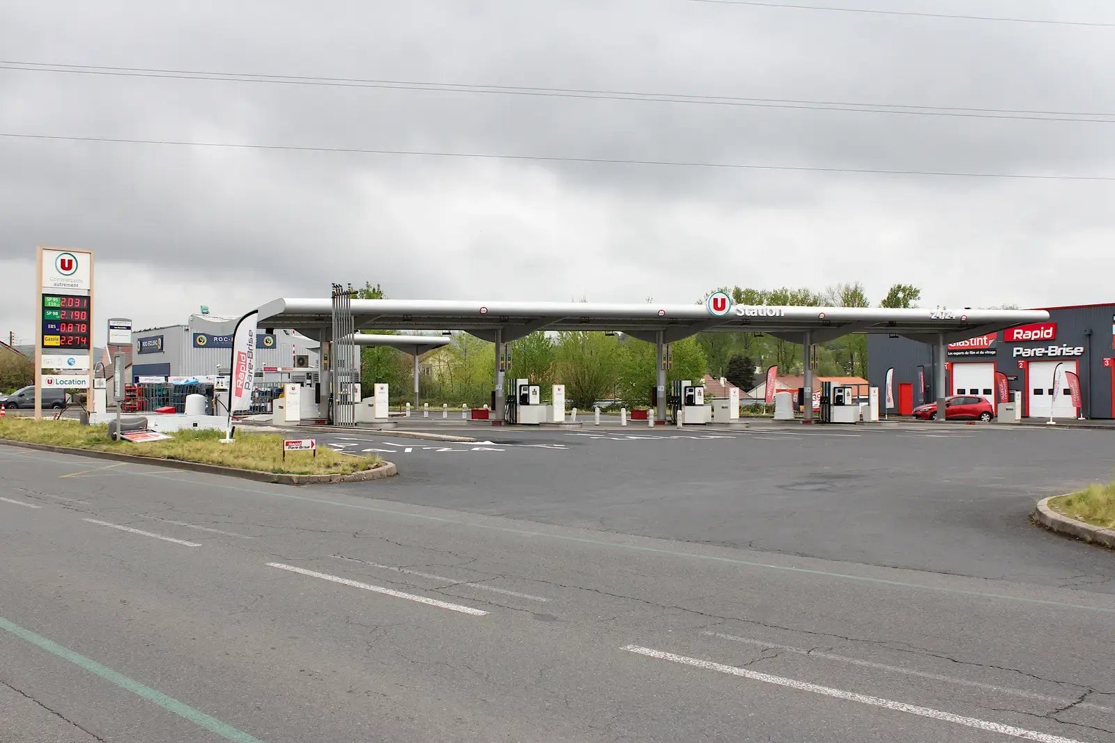 Tankstation bij een Franse supermarkt in Cusset met een prijsbord voor benzine en diesel boven 2 euro per liter
