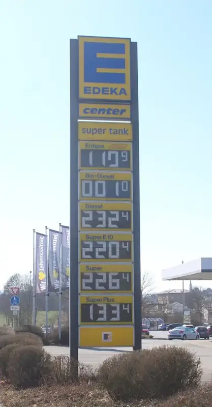 Hoog prijsbord van een Duits tankstation met de literprijzen voor benzine en diesel