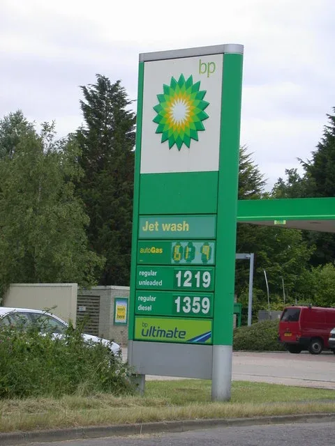 Prijsbord bij een tankstation met literprijzen voor benzine en diesel
