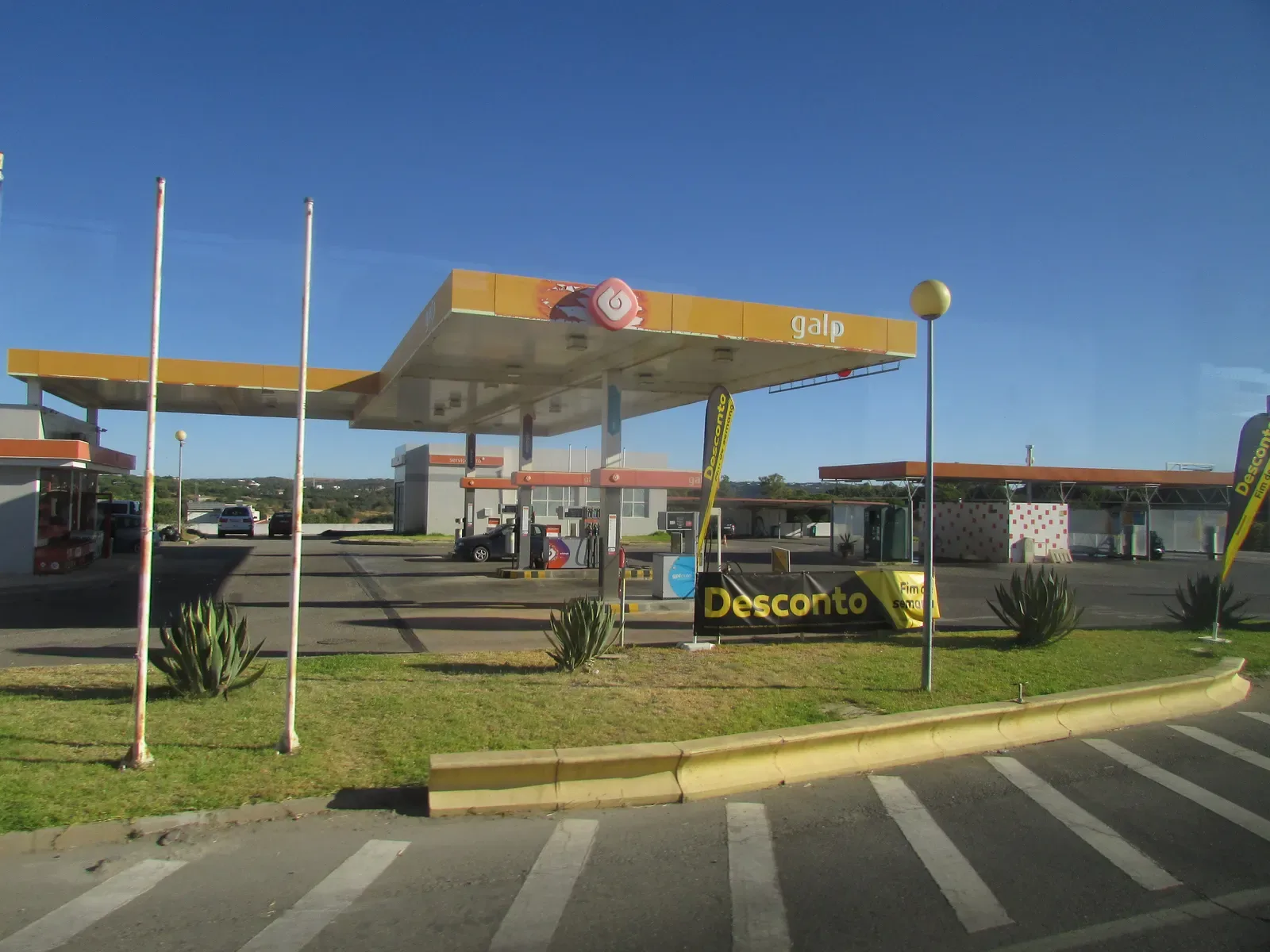 Tankstation langs de weg bij Albufeira in de Portugese Algarve, onder een strakblauwe lucht