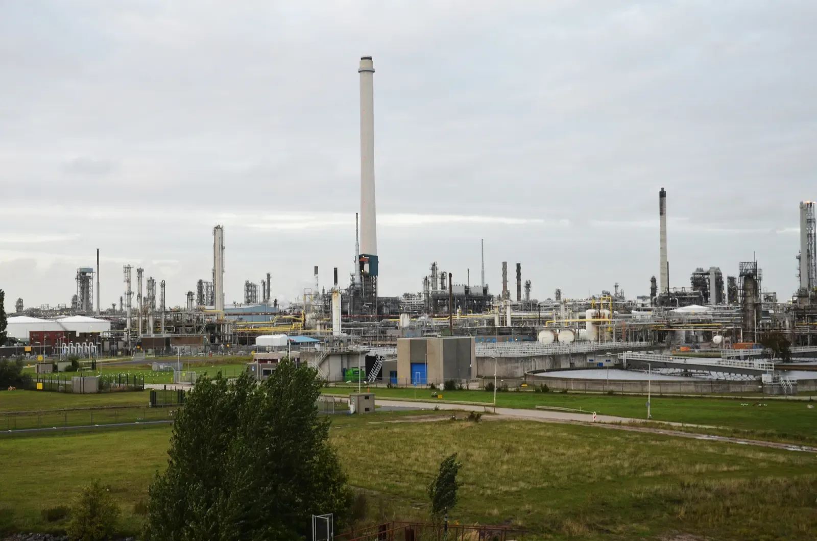 De olieraffinaderij in Pernis bij Rotterdam met installaties en opslagtanks