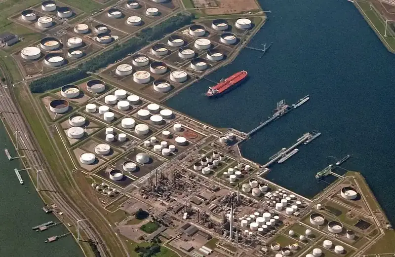 Luchtfoto van olieopslagtanks in de Rotterdamse Europoort