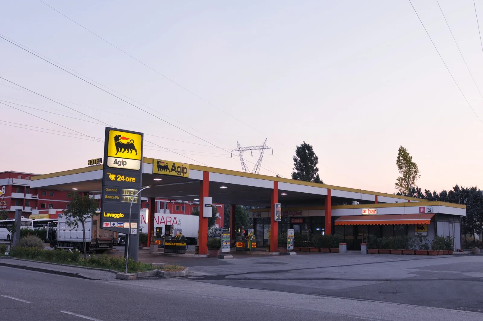 Italiaans tankstation in Calenzano bij Florence met hoog prijsbord in de avondschemering